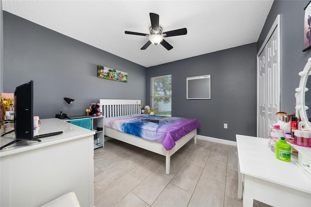 5100 Violet Ln, Kissimmee, FL 34758 - bedroom featuring a closet and a textured ceiling