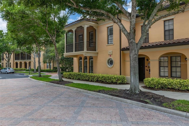 502 Mirasol Cir Unit 103, Kissimmee, FL 34747 - view of front of property with stucco siding, a balcony, and a tile roof