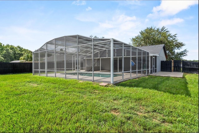 6528 Shepherd Oaks Pass, Lakeland, FL 33811 - back of house featuring a fenced backyard and glass enclosure