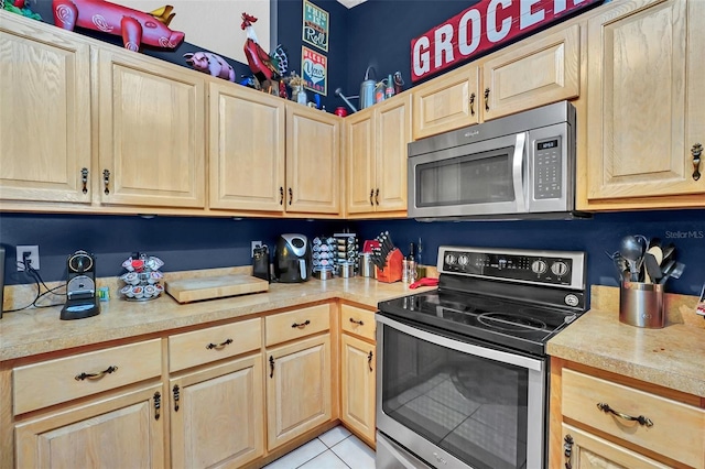 4828 Jeanette Ct, Saint Cloud, FL 34771 - kitchen with appliances with stainless steel finishes, light brown cabinetry, and light countertops