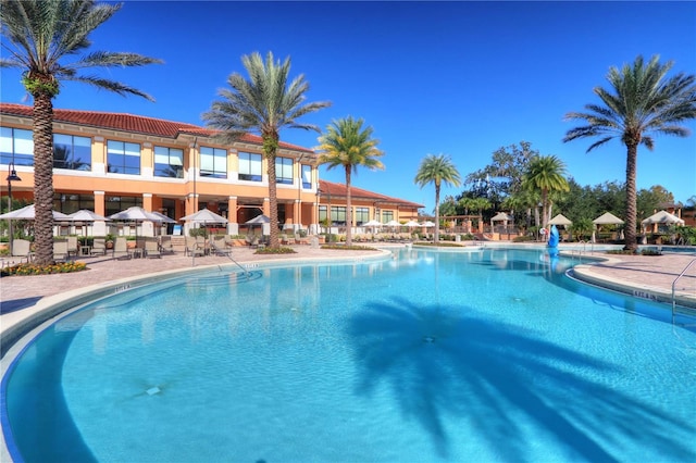 2708 Camaro Dr, Kissimmee, FL 34746 - community pool with a patio