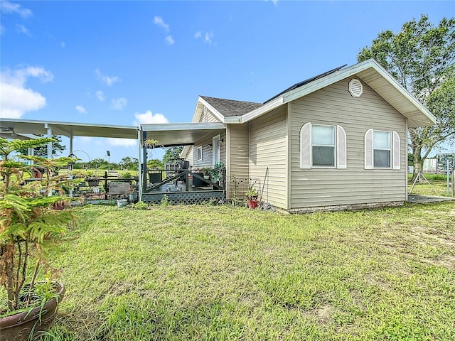 view of side of property featuring a lawn