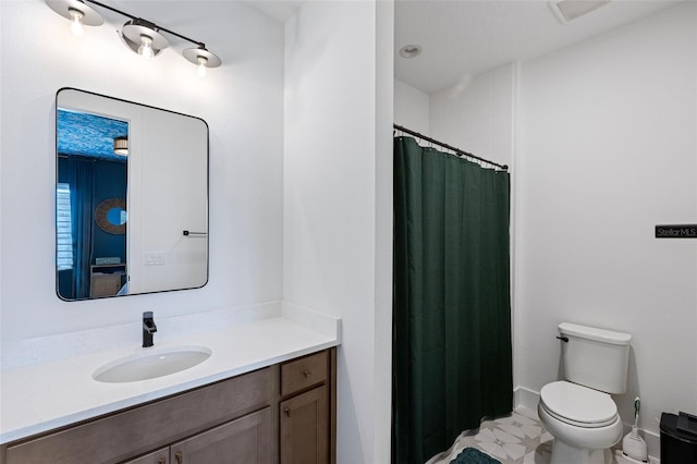 9352 Santorini Dr, Orlando, FL 32827 - full bath featuring vanity and curtained shower