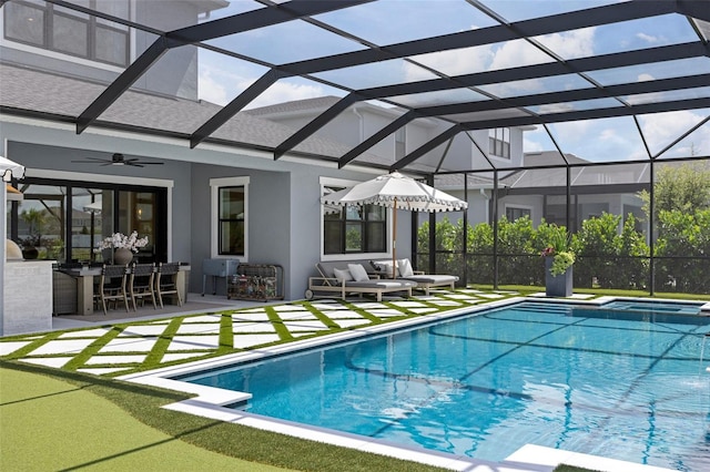 9352 Santorini Dr, Orlando, FL 32827 - view of swimming pool with an outdoor living space, a patio area, a pool with connected hot tub, ceiling fan, and a lanai