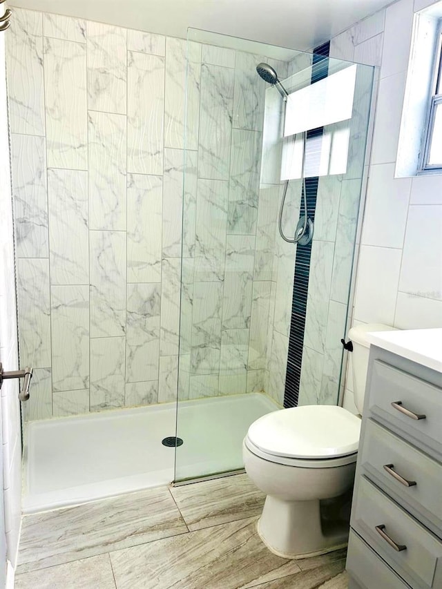 12215 Cobble Stone Dr, Hudson, FL 34667 - full bath featuring tiled shower, vanity, and tile walls