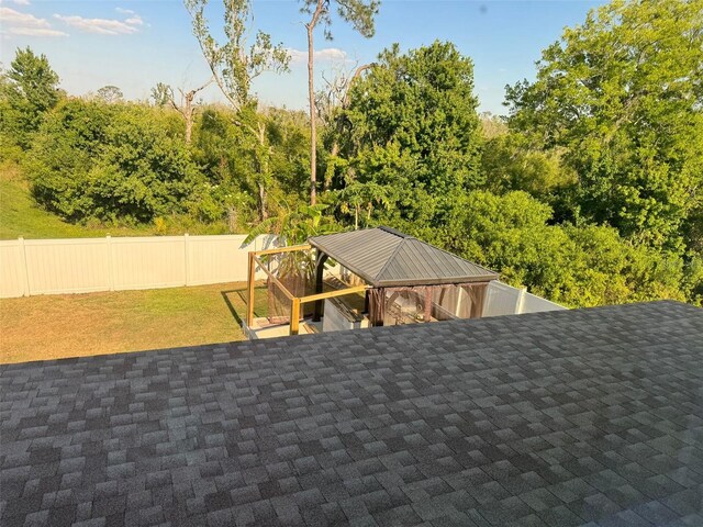 636 Autumn Stream Drive St, Auburndale, FL 33823 - exterior view of a shingled roof and a fenced backyard