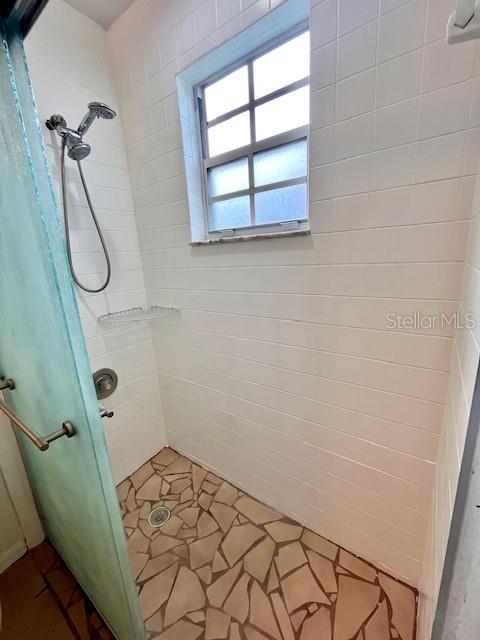 812 10th St, Saint Cloud, FL 34769 - bathroom featuring a tile shower
