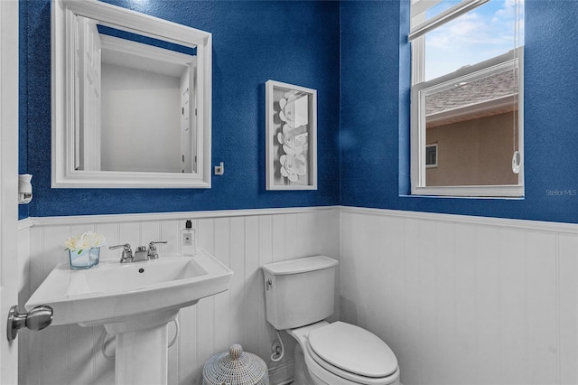 3252 Jackson Bluff Way, Clermont, FL 34711 - half bathroom featuring a wainscoted wall