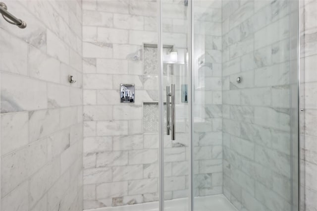 27805 Lois Dr, Tavares, FL 32778 - bathroom featuring a shower stall