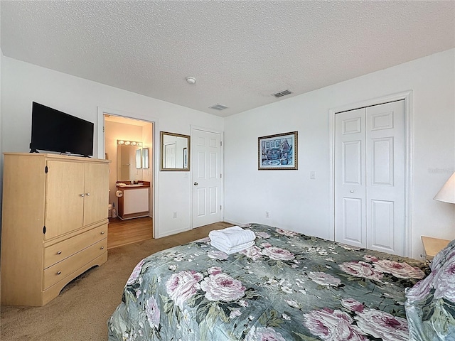 344 Bloomingdale Dr, Davenport, FL 33897 - bedroom with light carpet, a closet, a textured ceiling, and ensuite bath