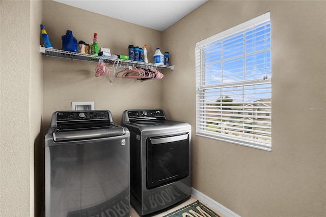 12353 Hammock Hill Dr, Clermont, FL 34711 - laundry area featuring washer and clothes dryer and baseboards
