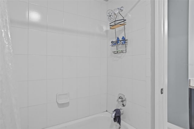 12353 Hammock Hill Dr, Clermont, FL 34711 - full bath featuring shower / bath combination with curtain