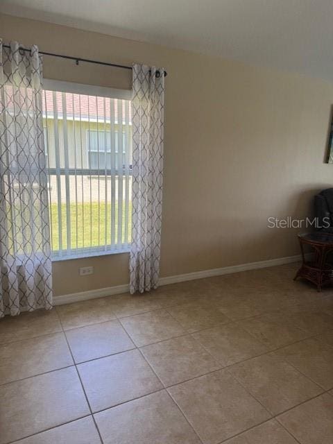 5435 Bryce Canyon Dr, Kissimmee, FL 34758 - tiled spare room featuring baseboards