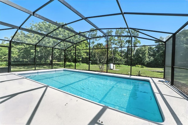 4635 Deer Run Rd, Saint Cloud, FL 34772 - outdoor pool featuring a patio, a yard, view of wooded area, and glass enclosure