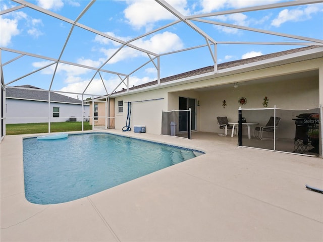 314 Clermont Dr, Kissimmee, FL 34759 - swimming pool with a patio and glass enclosure