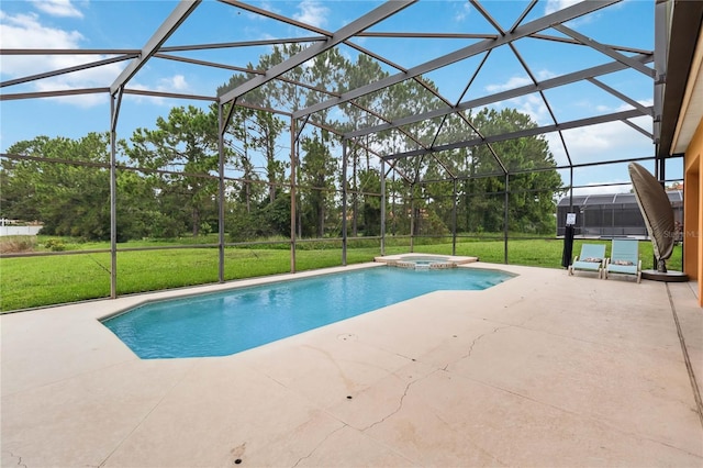 163 Tigerlily Ct, Davenport, FL 33837 - view of swimming pool featuring a pool with connected hot tub, a lawn, a patio area, and a lanai
