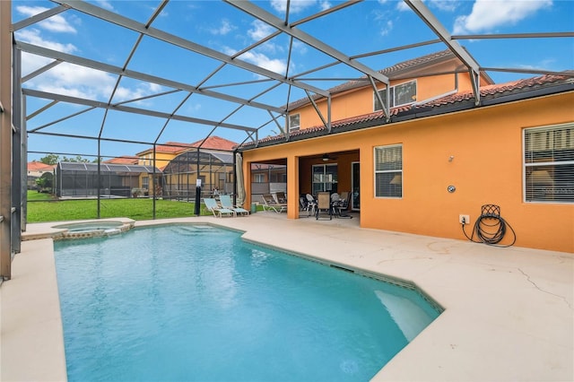 163 Tigerlily Ct, Davenport, FL 33837 - view of swimming pool featuring a patio area, ceiling fan, a pool with connected hot tub, glass enclosure, and a yard