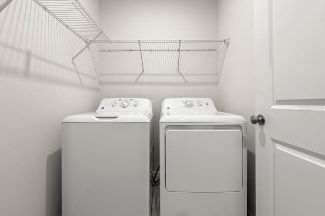 588 Meadow Bend Dr, Davenport, FL 33837 - washroom featuring independent washer and dryer