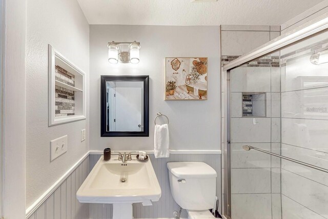 120 Bloomingdale Dr, Davenport, FL 33897 - full bathroom with a shower stall and wainscoting