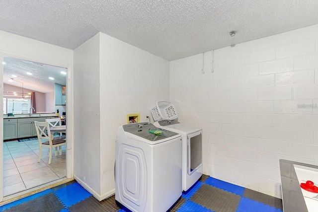 120 Bloomingdale Dr, Davenport, FL 33897 - laundry area featuring washer and clothes dryer, a textured ceiling, and concrete block wall