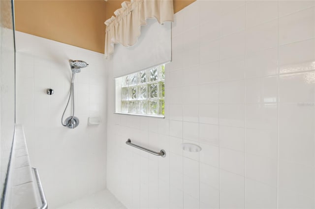 521 Milano Rd, Kissimmee, FL 34759 - bathroom featuring tiled shower