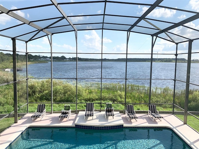 352 Cherokee Ave, Haines City, FL 33844 - swimming pool with a patio and a water view