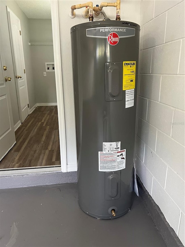 2211 Julianna Ct, Saint Cloud, FL 34769 - utility room with electric water heater
