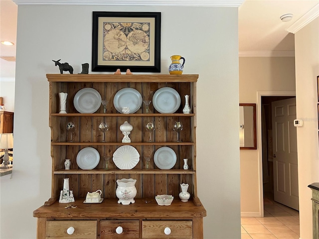 99 Auburn Dr, Kissimmee, FL 34759 - detailed view of ornamental molding and a smoke detector
