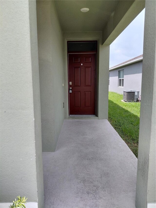 2132 Desert Rose Dr, Davenport, FL 33837 - property entrance featuring stucco siding