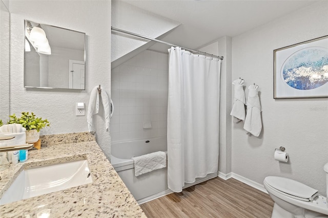 2602 Lodi Cir Unit 107, Kissimmee, FL 34746 - full bath featuring wood finished floors, vanity, and shower / tub combo with curtain