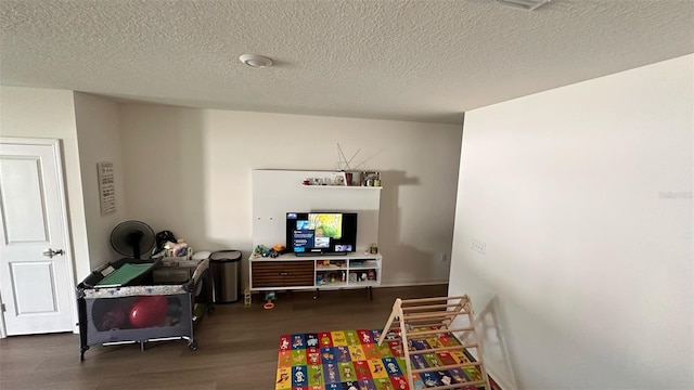1528 Mirabella Cir, Davenport, FL 33897 - rec room with wood finished floors and a textured ceiling