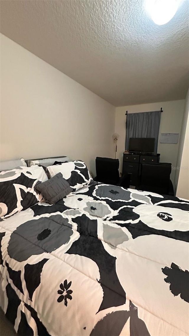 1528 Mirabella Cir, Davenport, FL 33897 - bedroom featuring a textured ceiling