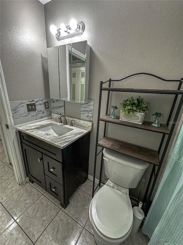 2333 Ainsworth Ave, Deltona, FL 32738 - bathroom with a textured wall and vanity