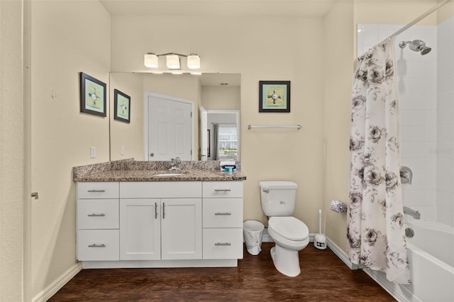 5372 Diplomat Ct Unit 108, Kissimmee, FL 34746 - full bath featuring vanity, wood finished floors, and shower / bath combo with shower curtain