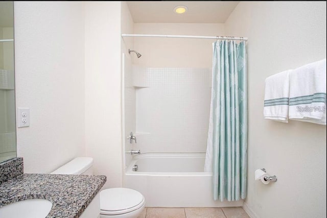 4710 Terrasonesta Dr, Davenport, FL 33837 - bathroom featuring vanity, shower / bath combo, and tile patterned floors