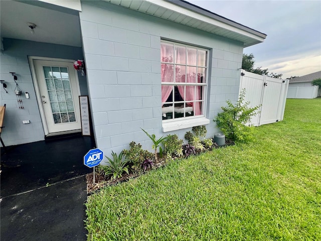 712 Cockatoo Ct, Kissimmee, FL 34759 - view of side of home featuring concrete block siding
