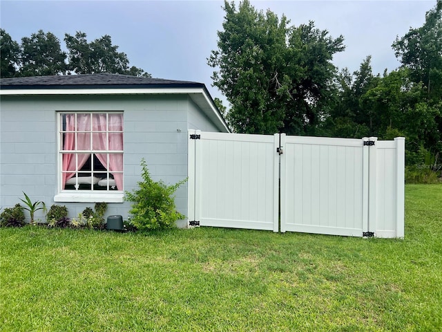 712 Cockatoo Ct, Kissimmee, FL 34759 - view of property exterior featuring a yard and a gate