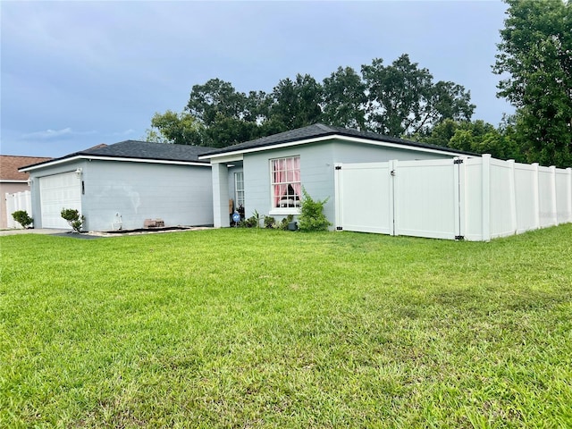 712 Cockatoo Ct, Kissimmee, FL 34759 - back of property with a garage and driveway