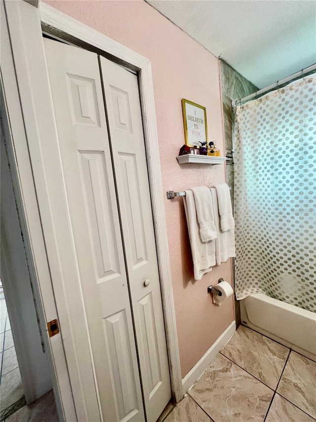 712 Cockatoo Ct, Kissimmee, FL 34759 - full bath with a textured ceiling, shower / tub combo with curtain, and a closet