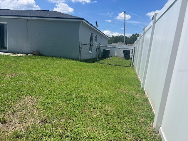 712 Cockatoo Ct, Kissimmee, FL 34759 - fenced backyard featuring a gate