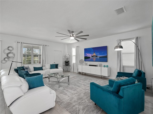 681 Pebble Beach Dr, Davenport, FL 33896 - living area featuring a ceiling fan