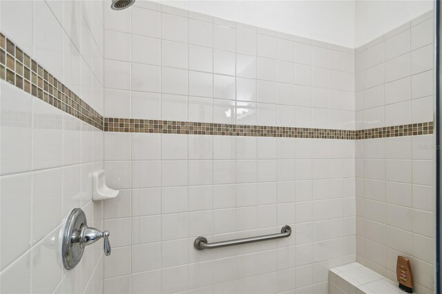 3390 Fallbrook Dr, Kissimmee, FL 34759 - bathroom featuring tiled shower