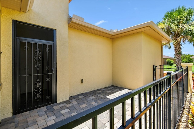 3390 Fallbrook Dr, Kissimmee, FL 34759 - entrance to property featuring stucco siding and a balcony