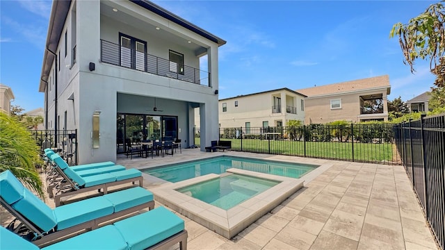 7551 Excitement Dr, Reunion, FL 34747 - view of swimming pool with a patio, a pool with connected hot tub, a ceiling fan, and outdoor dining area