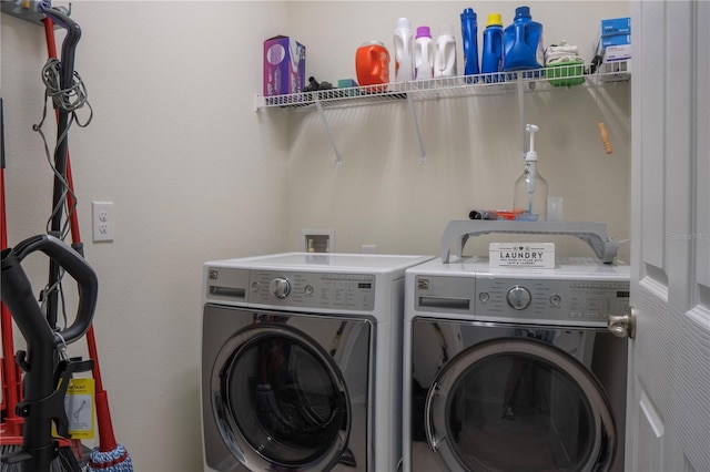 2712 Creekmore Ct, Kissimmee, FL 34746 - laundry room with washing machine and dryer