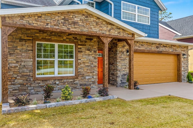 view of front of home featuring a front lawn