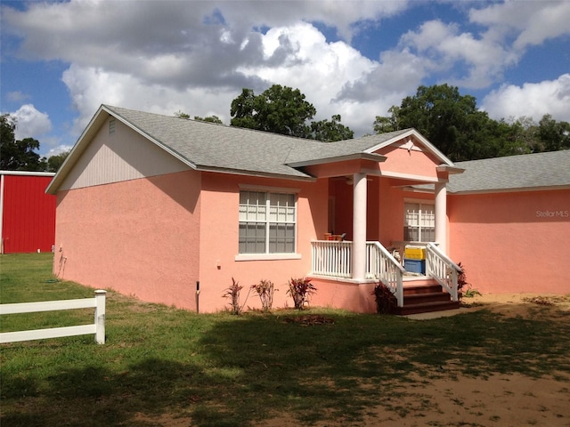 view of front facade featuring a front yard