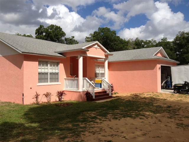 view of front of house featuring a front yard