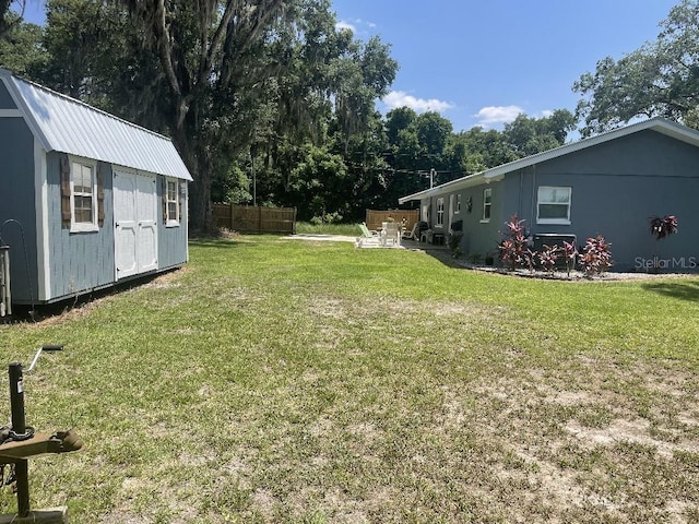 view of yard featuring a shed