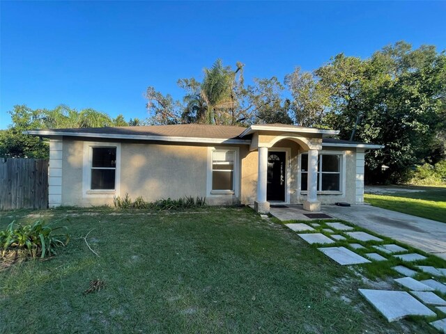 single story home featuring a front yard